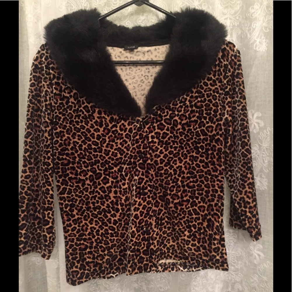 Leopard top with faux fur collar. Sz L
